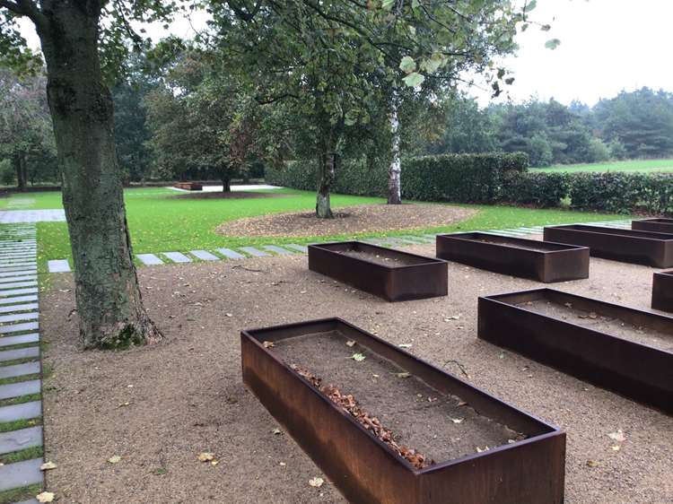 Smuk have med bede af cortenstål